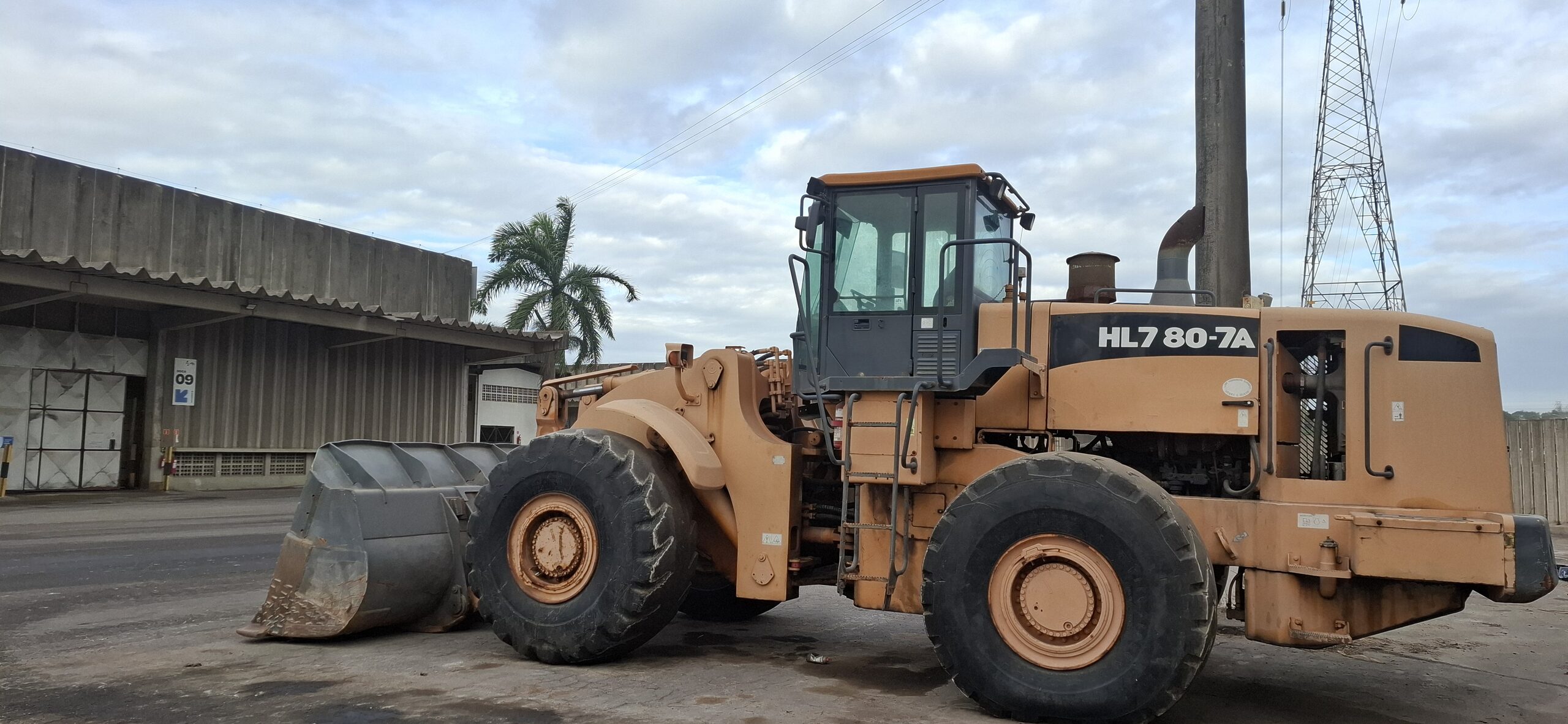 Pá carregadeira Hyundai HL780-7A da frota GABE em área operacional