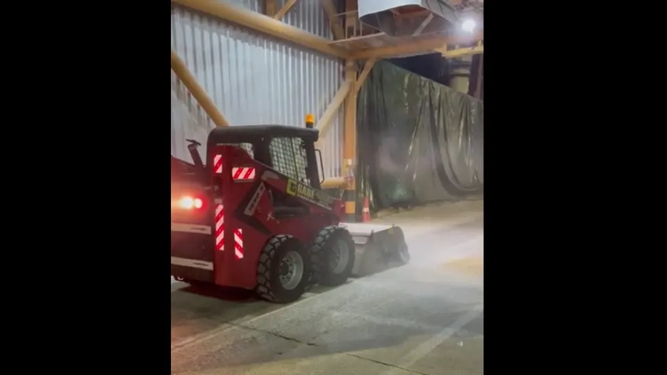 Vídeo da minicarregadeira Manitou 1650R com varredeira em limpeza de área de costado portuário