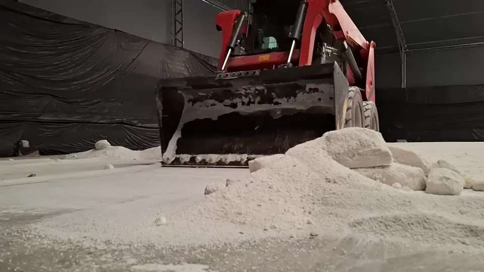 Vídeo da minicarregadeira Manitou 1650R recuperando fertilizante em armazém lonado