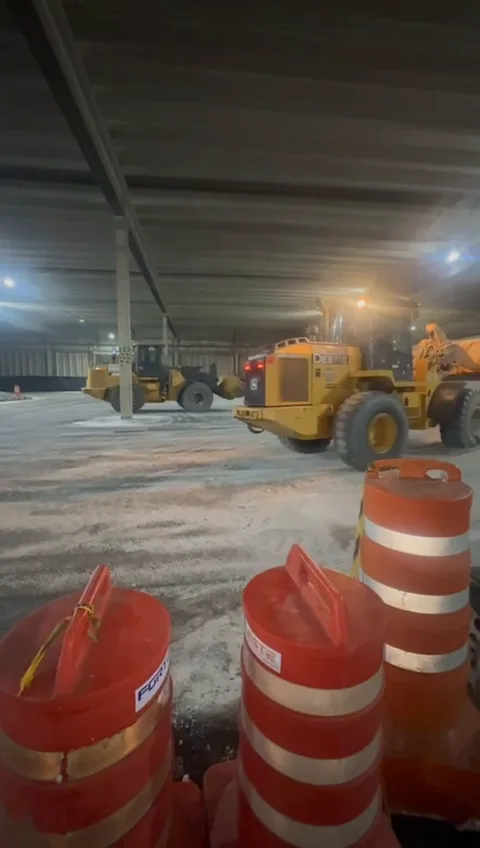 Vídeo das pás carregadeiras John Deere 524 e 724 trabalhando em conjunto no armazenamento de fertilizantes